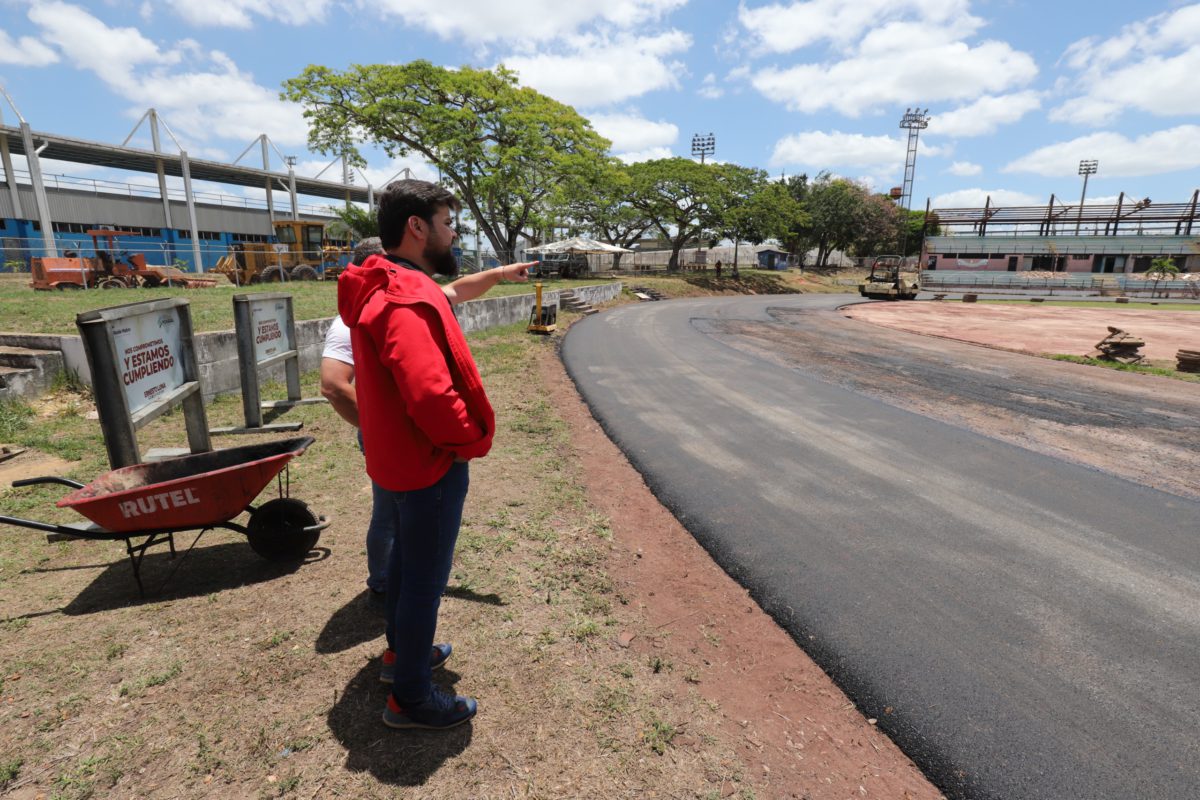 Ernesto Luna supervisa rehabilitación de espacios en el Polideportivo