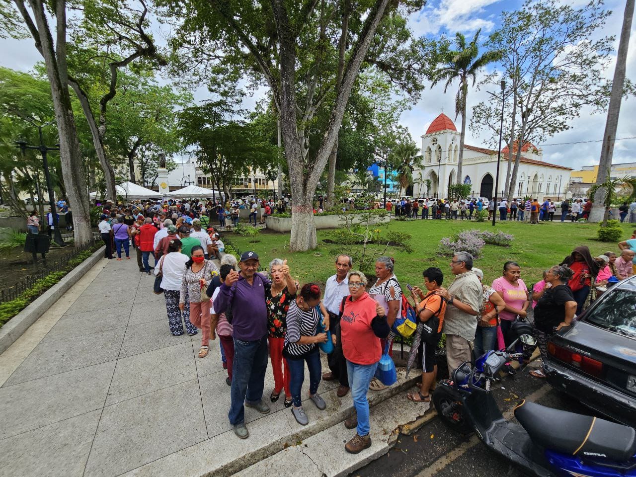 Adultos mayores acuden al censo de la Gran Misión Abuelos y Abuelas de