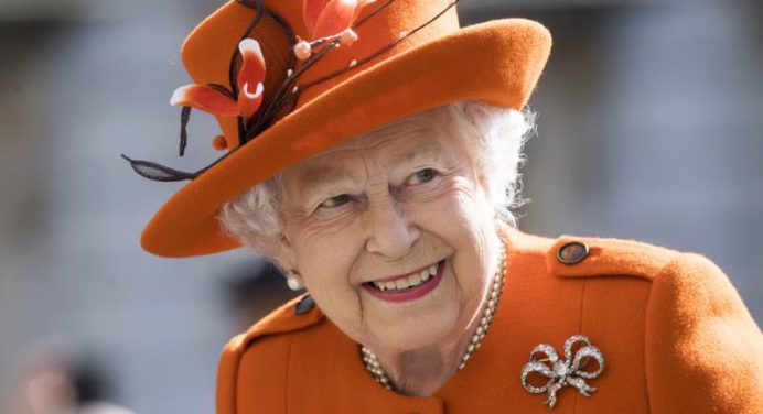 Isabel II celebra 69 años en el Trono británico confinada en Windsor