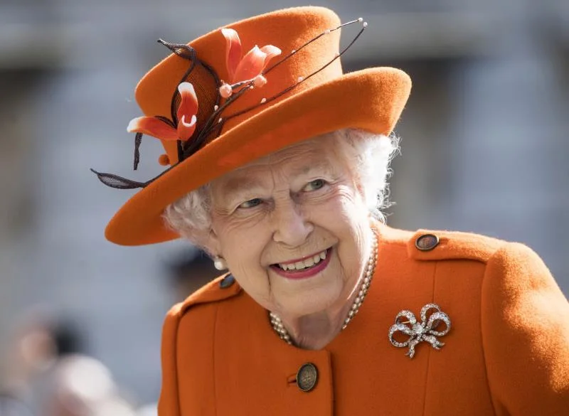 Isabel II celebra 69 años en el Trono británico confinada en Windsor