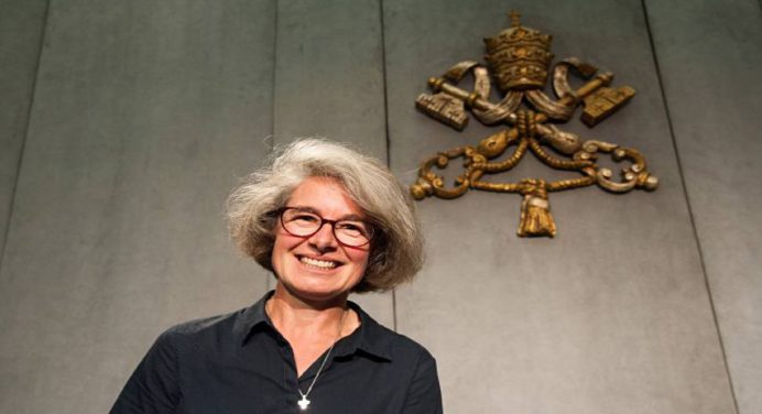 Papa designa por vez primera a monja como subsecretaria del Sínodo de Obispos