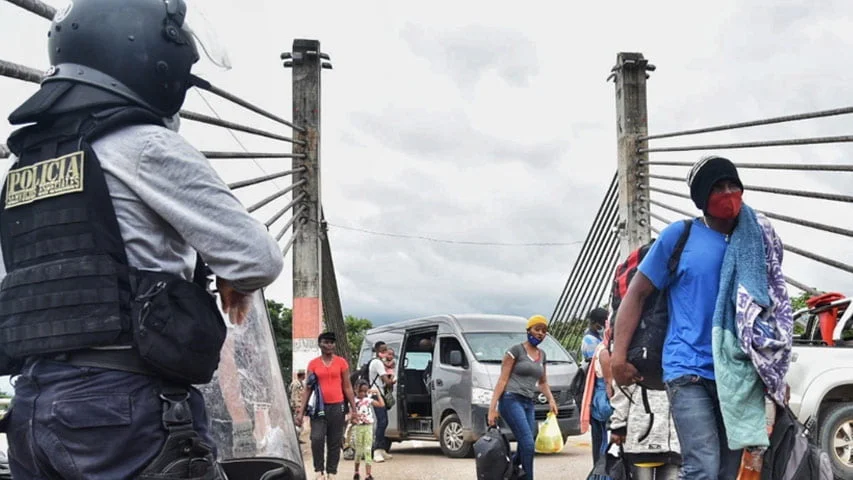 Bolsonaro refuerza fronteras con Brasil y Perú para impedir paso de migrantes
