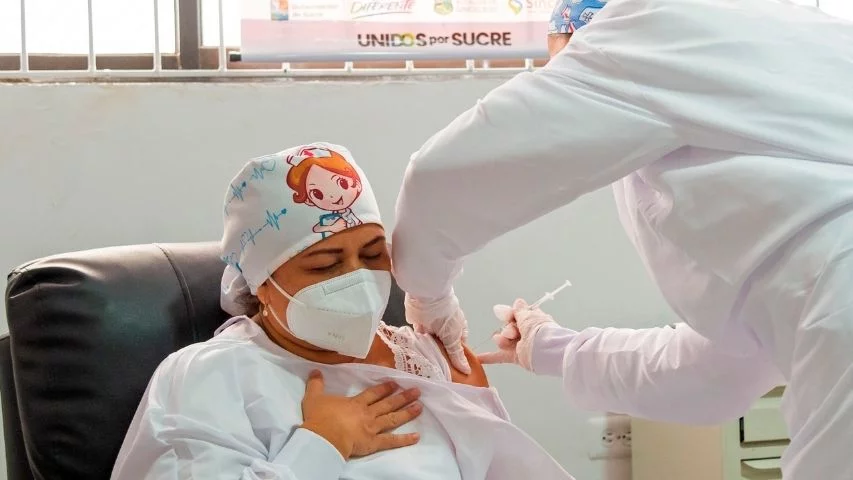 Enfermera recibe la primera vacuna contra el covid-19 en Colombia