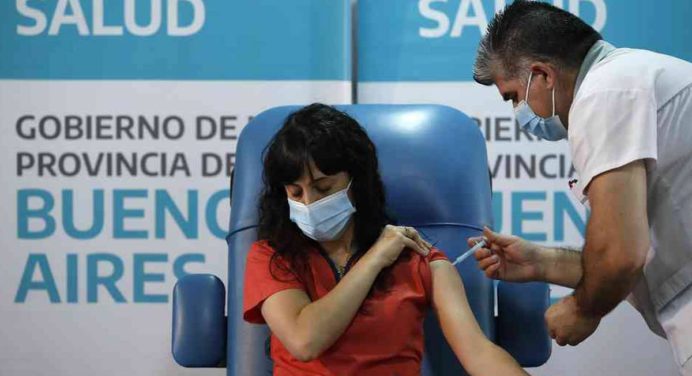 Argentina revela lista de los beneficiados por escándalo de «vacunas VIP»