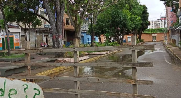 Bote de aguas blancas tiene 15 días en avenida Las Palmeras