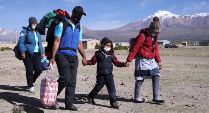 Chile expulsó a migrantes irregulares varados en frontera con Bolivia