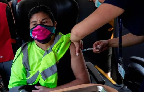 Chile descartó vacunar a extranjeros no residentes