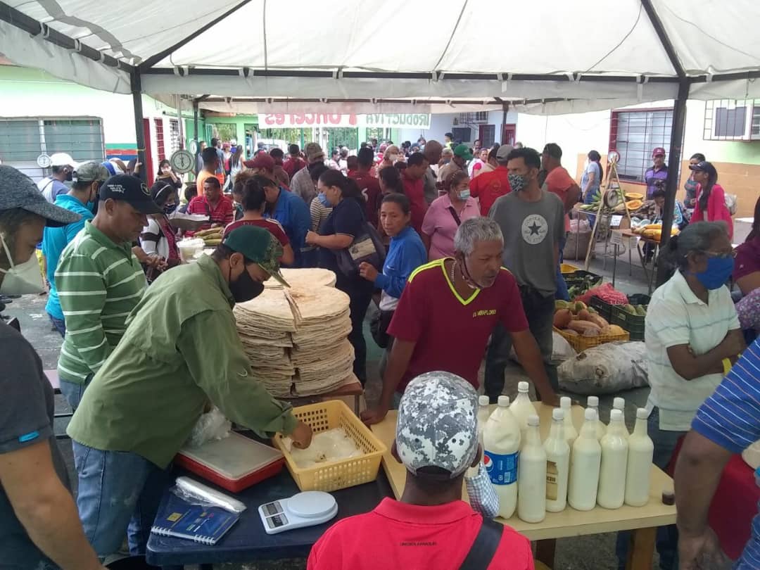 Feria productiva ofreció alimentos a precios solidarios en Punceres