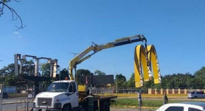 Retiran emblemáticos arcos dorados de McDonald’s Juanico