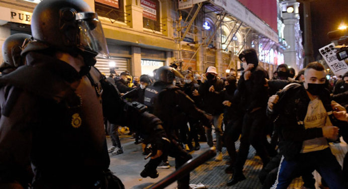 Protestan en España por encarcelamiento de rapero