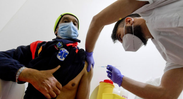 Chile rectifica y sí vacunará a migrantes irregulares