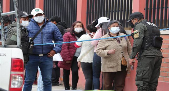 Detienen a tres personas por la muerte de 6 estudiantes universitarios en Bolivia