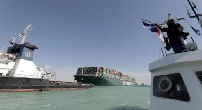 Se reanudan convoyes de barcos tras desbloqueo del canal de Suez