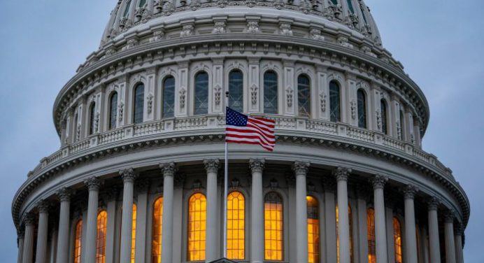 El Congreso de EE.UU. aprobó el plan de rescate económico
