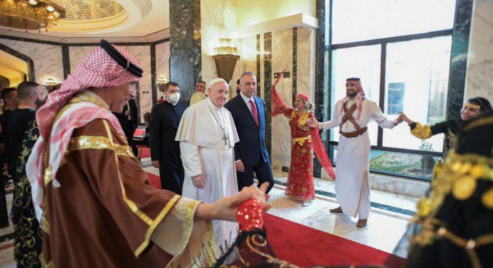 El papa Francisco llegó a Irak en visita histórica
