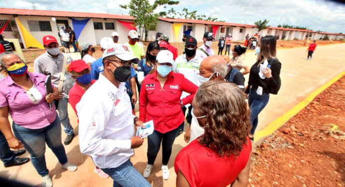 Ministro Villarroel entregó 35 viviendas en Monagas