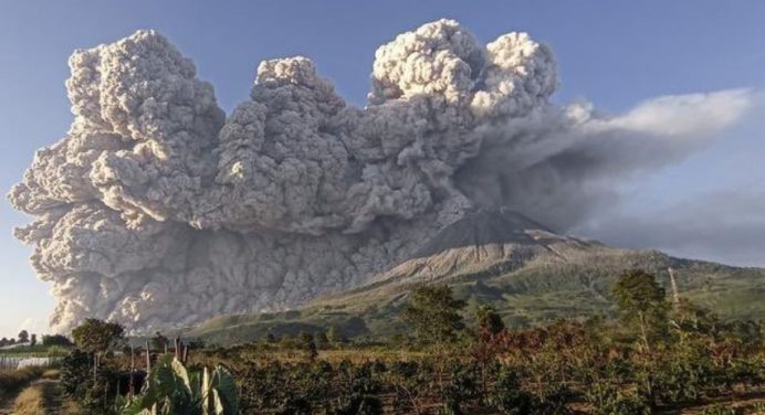 Volcán Sinabung emite columna de humo de 5 mil metros en Indonesia