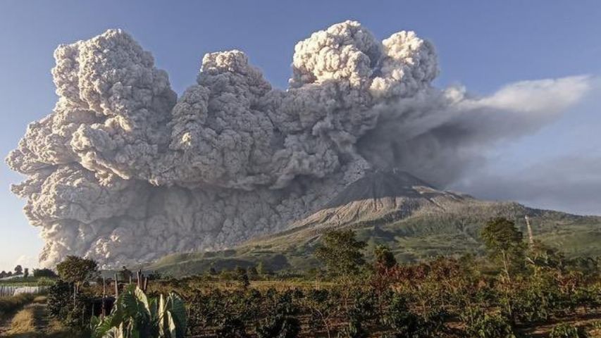 El volcán Sinabung en plena actividad