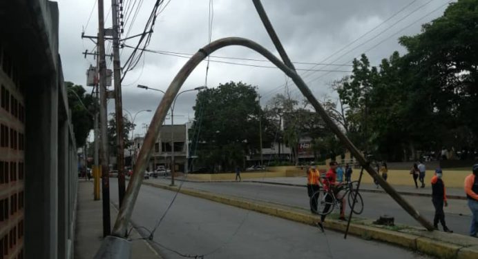 Se vino abajo poste de alumbrado frente al Consejo Legislativo en Maturín