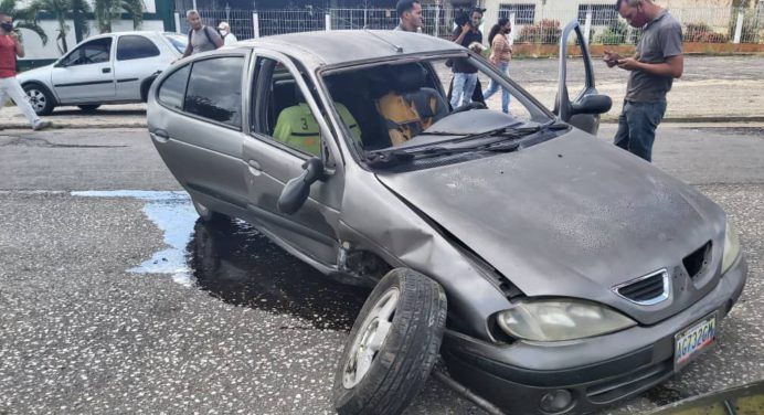 Por un bote de aceite se coleó y colisionó en la avenida José Tadeo Monagas de Maturín