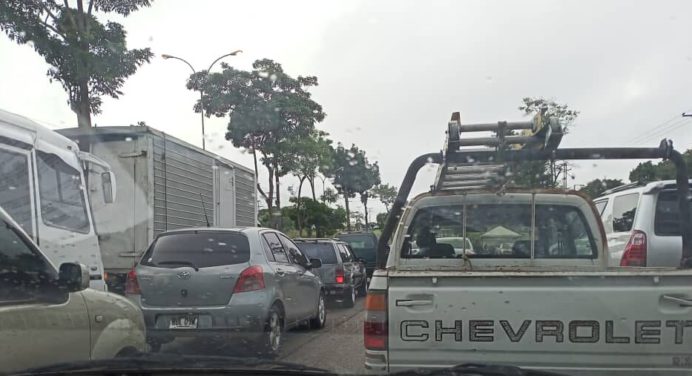 Megacola en el elevado de Boquerón por cuarentena radical en Maturín