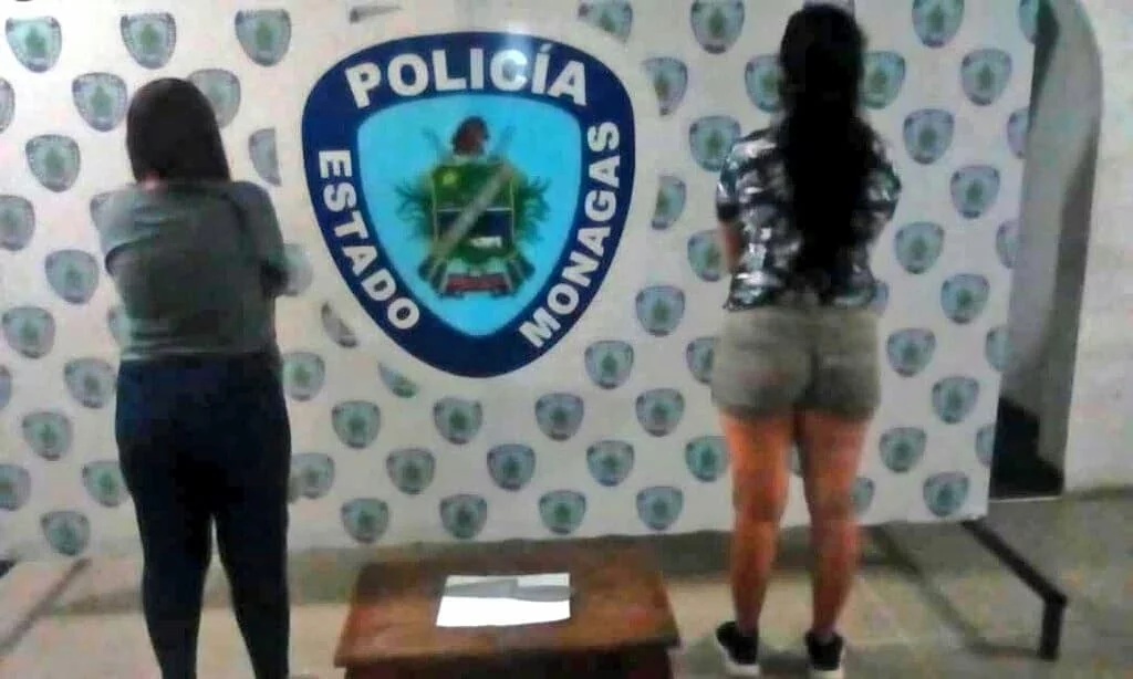 dos mujeres robacelulares