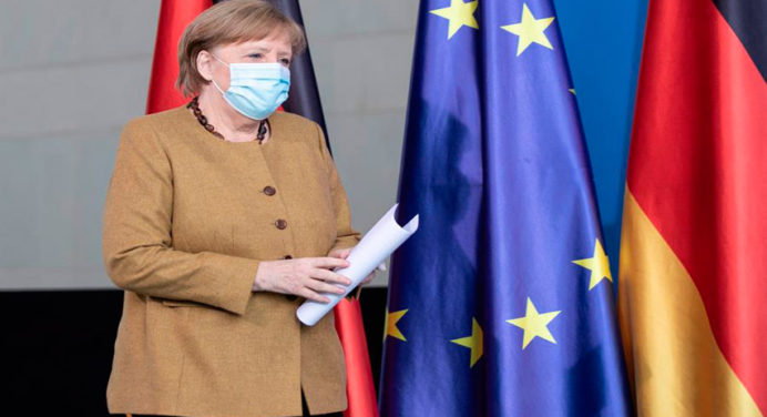 Merkel ve necesario toque de queda para regiones con alta incidencia