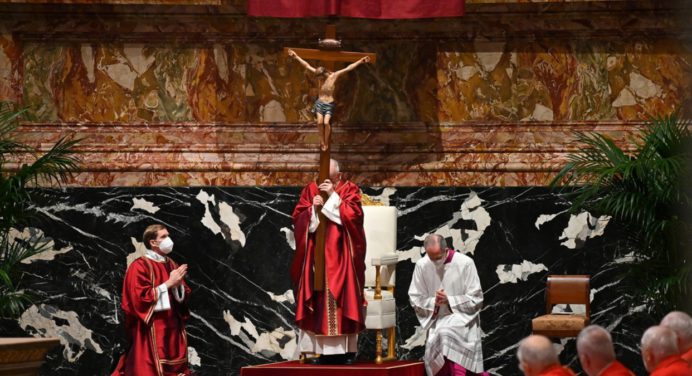 Papa Francisco elevó petición por enfermos de Covid-19 durante el Viacrucis (+video)