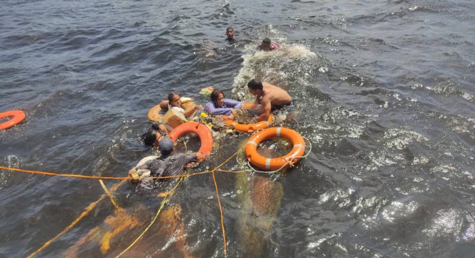 Armada rescató a 7 personas flotando en el río Orinoco tras zozobrar embarcación
