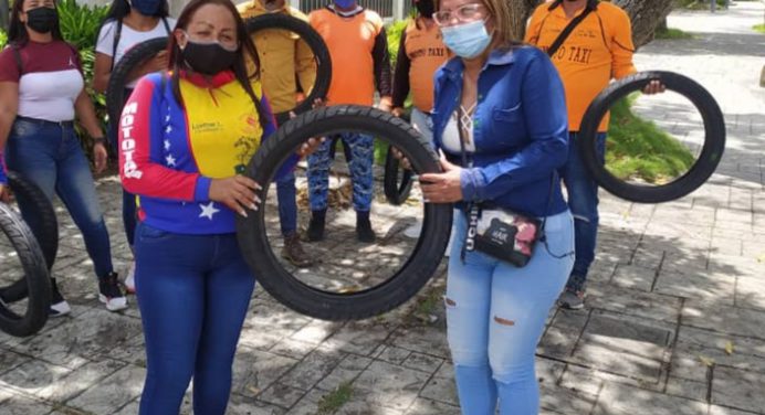 Mototaxistas de Monagas reciben dotación de cauchos