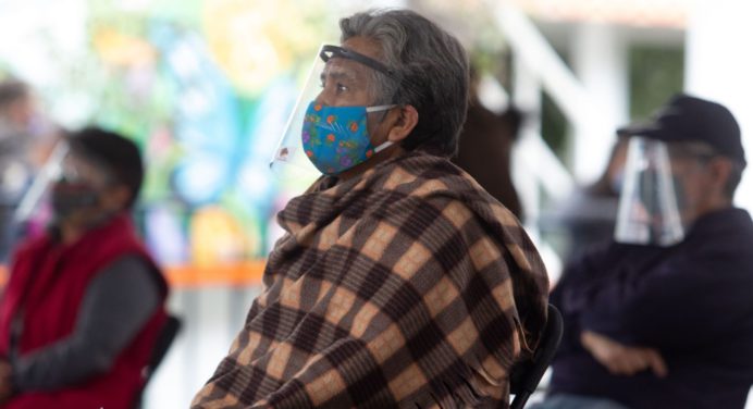 Dos jóvenes se disfrazan de abuelitos para vacunarse en México