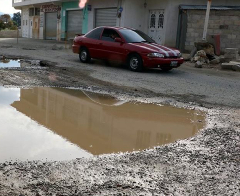 Vecinos de la zona también lanzan a la calle el agua sucia de sus tanque, situación que llena los huecos