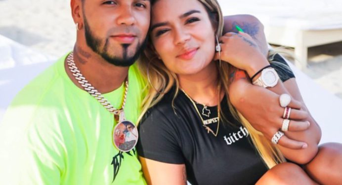 ¡Tendencia! Anuel AA le besó la cara a Karol G en pleno concierto