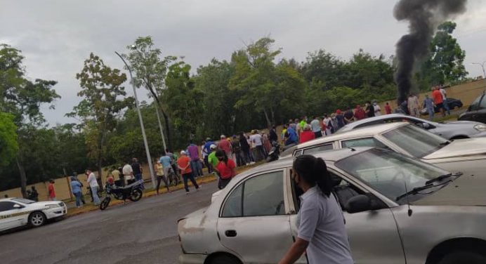 Protestan por combustible y cierran avenida Raúl Leoni