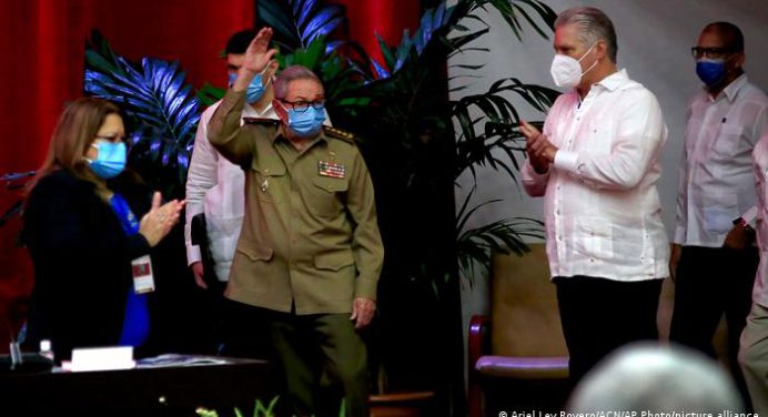 Raúl Castro renuncia a la jefatura del Partido Comunista de Cuba