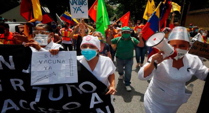 Trabajadores de la salud exigen vacunación masiva en el país