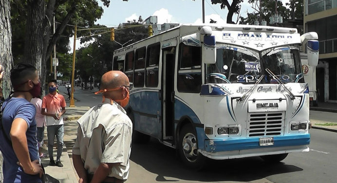 ¡Robados y sin pistola! Transportistas cobran el pasaje a su conveniencia