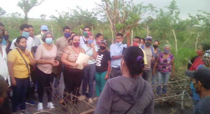 Vecinos de Potrerito trancan la vía para reclamar agua y salubridad