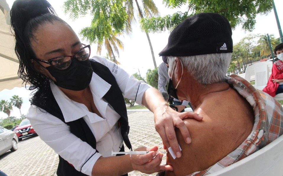 vacunarse adultos maores contra el covid-19