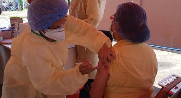 Vacunan a 200 adultos mayores con la Sputnik V en Monagas