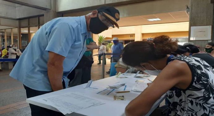 Vacunan a adultos mayores en Caracas y Miranda