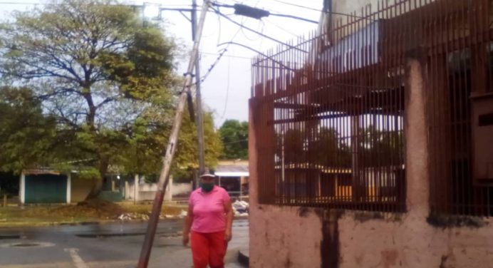 A punto de caer poste del sector Los Cortijos