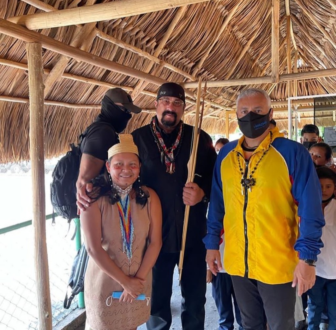 actor steven seagal realizo recorrido junto al ministro de turismo por el parque nacional canaima