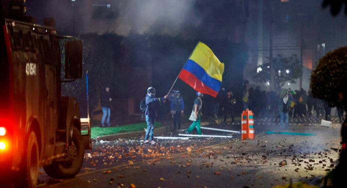 Al menos 91 heridos deja noche de ataques a la Policía en Bogotá