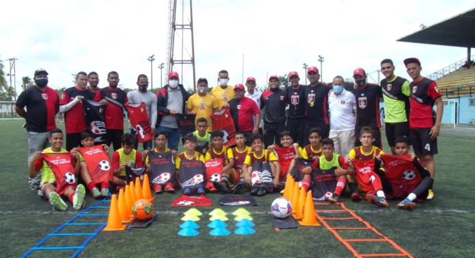 Atlético La Cruz realizó clínica deportiva en el Comanche Bottini