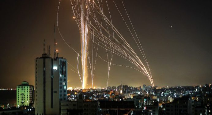 El sistema de defensa israelí intercepta cohetes lanzados desde Gaza