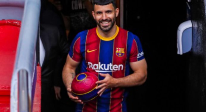 Kun Agüero firmó por dos temporadas con el Barcelona