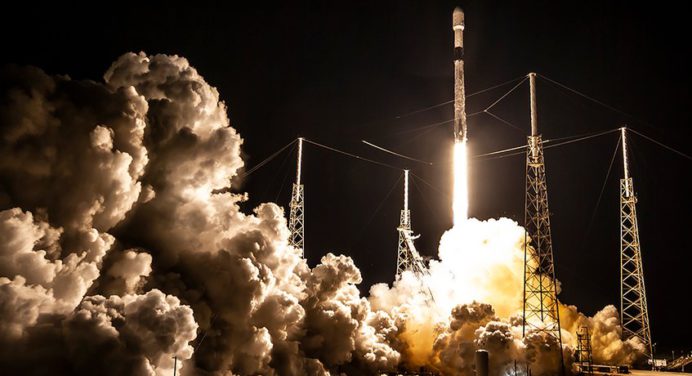 SpaceX lanza con éxito un cohete Falcon 9 con un total de 54 satélites