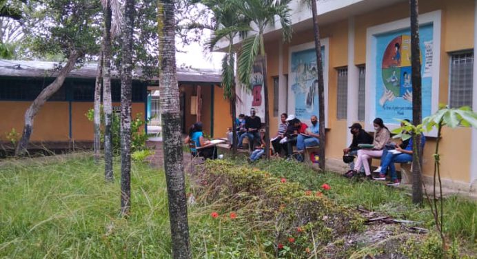Upelistas reciben clases en los pasillos desvalijados de la Universidad