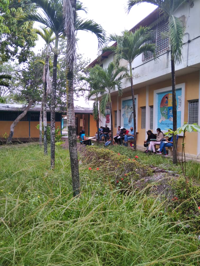 Upelistas ven clases en los pasillos de la universidad